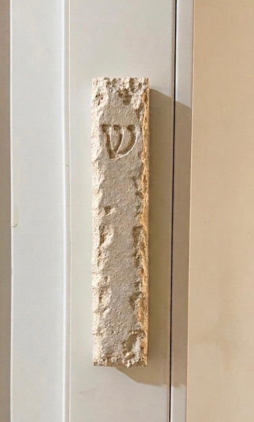 יותר מפריט עיצוב: הסיפור שמאחורי המזוזה